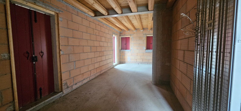 Si propone in vendita porzione di bifamiliare al grezzo avanzato disposta in due piani e più prec...