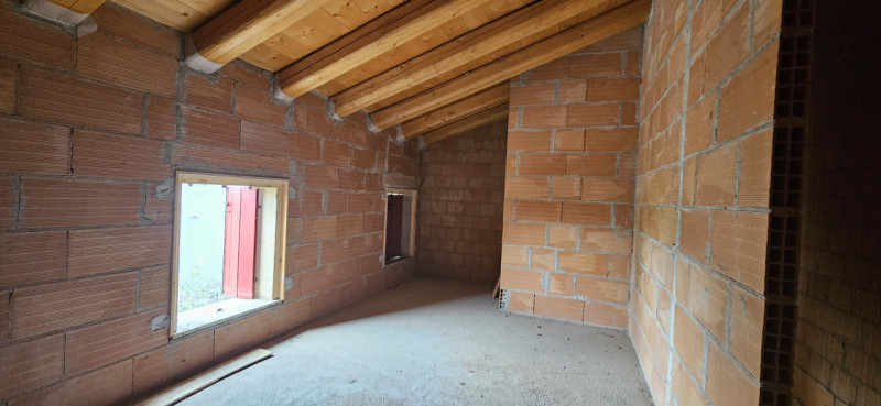 Si propone in vendita porzione di bifamiliare al grezzo avanzato disposta in due piani e più prec...