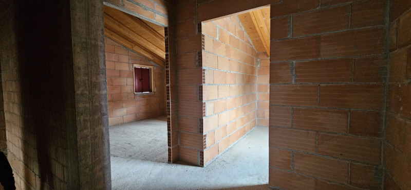 Si propone in vendita porzione di bifamiliare al grezzo avanzato disposta in due piani e più prec...