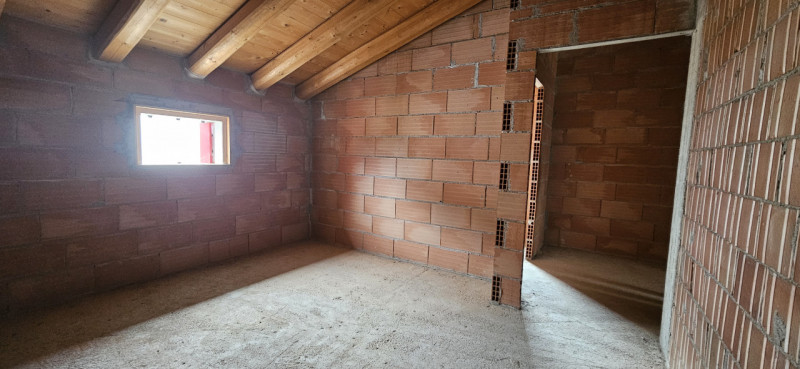 Si propone in vendita porzione di bifamiliare al grezzo avanzato disposta in due piani e più prec...