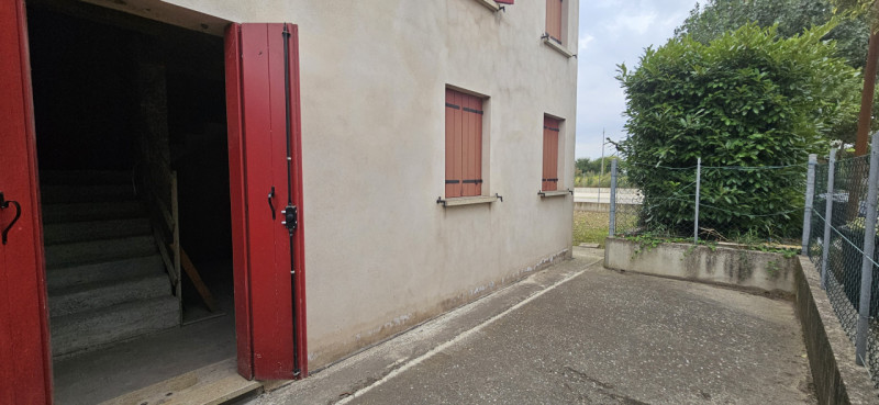 Si propone in vendita porzione di bifamiliare al grezzo avanzato disposta in due piani e più prec...