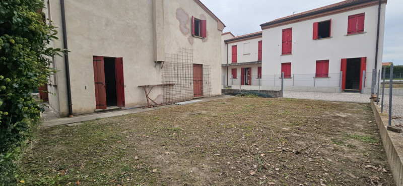 Si propone in vendita porzione di bifamiliare al grezzo avanzato disposta in due piani e più prec...