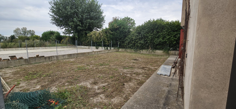 Si propone in vendita porzione di bifamiliare al grezzo avanzato disposta in due piani e più prec...