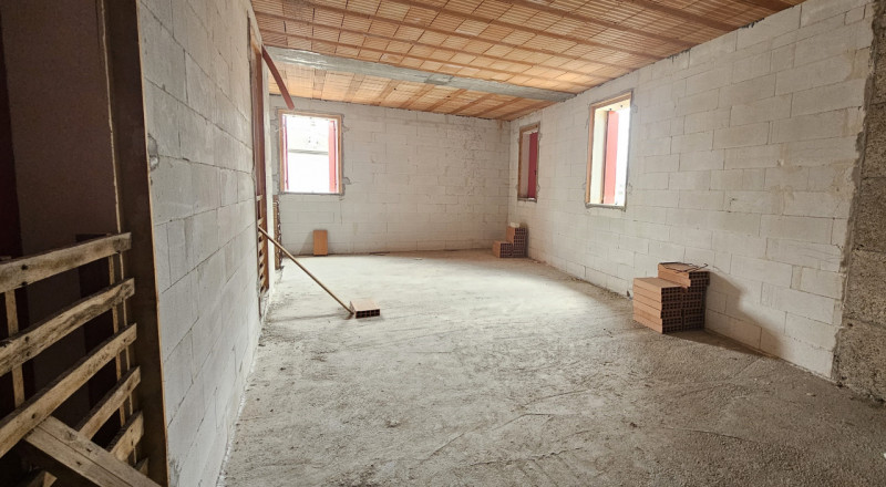 Si propone in vendita porzione di bifamiliare al grezzo avanzato disposta in due piani e più prec...