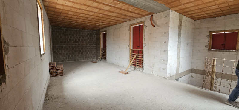 Si propone in vendita porzione di bifamiliare al grezzo avanzato disposta in due piani e più prec...