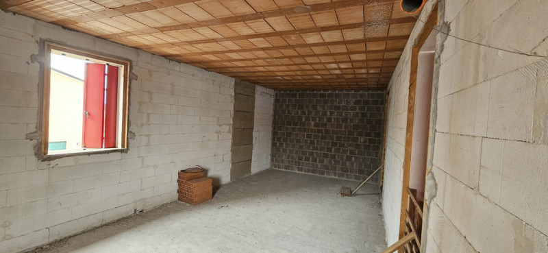 Si propone in vendita porzione di bifamiliare al grezzo avanzato disposta in due piani e più prec...