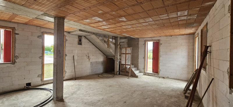 Si propone in vendita porzione di bifamiliare al grezzo avanzato disposta in due piani e più prec...