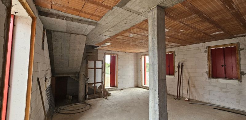 Si propone in vendita porzione di bifamiliare al grezzo avanzato disposta in due piani e più prec...