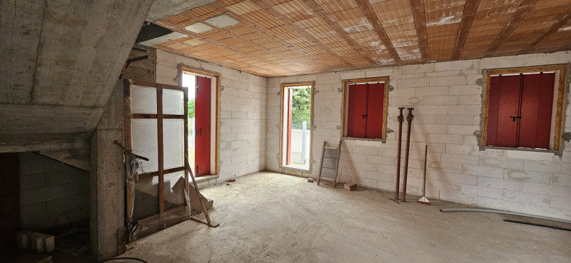 Si propone in vendita porzione di bifamiliare al grezzo avanzato disposta in due piani e più prec...