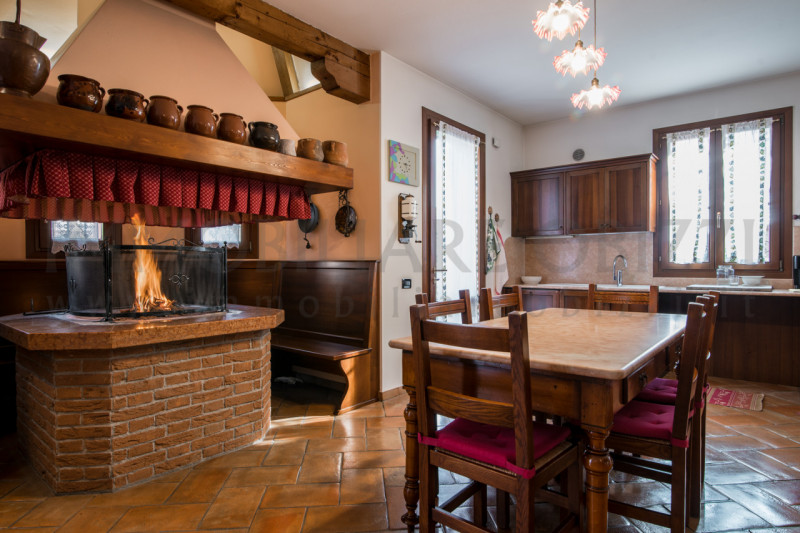 ALBIGNASEGO zona Ferri. Vendesi magnifica casa singola situata nella tranquilla e ricercata zona ...