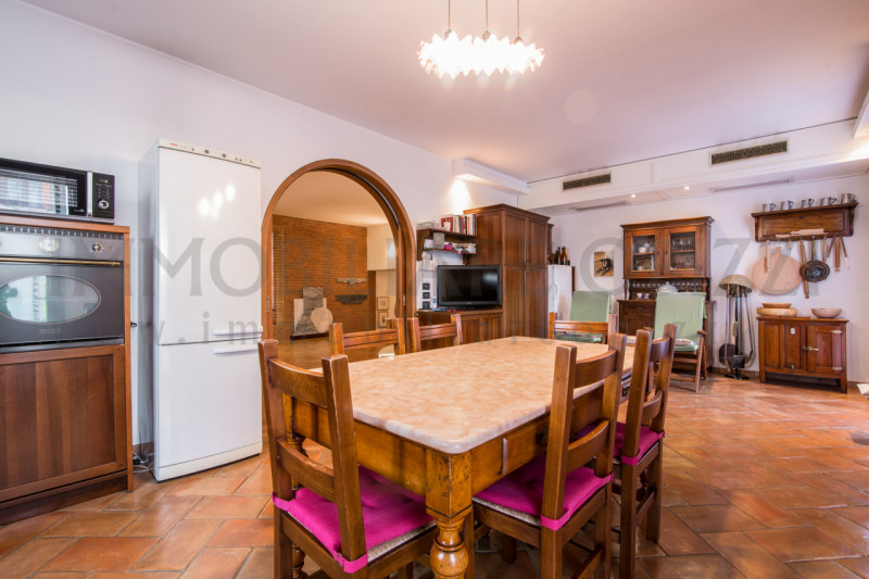 ALBIGNASEGO zona Ferri. Vendesi magnifica casa singola situata nella tranquilla e ricercata zona ...