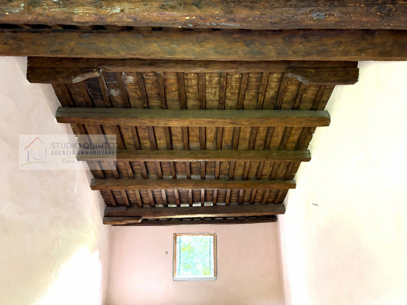 Rustico dal fascino storico immerso nel verde — la tua oasi di pace a due passi dal paese!
Hai se...