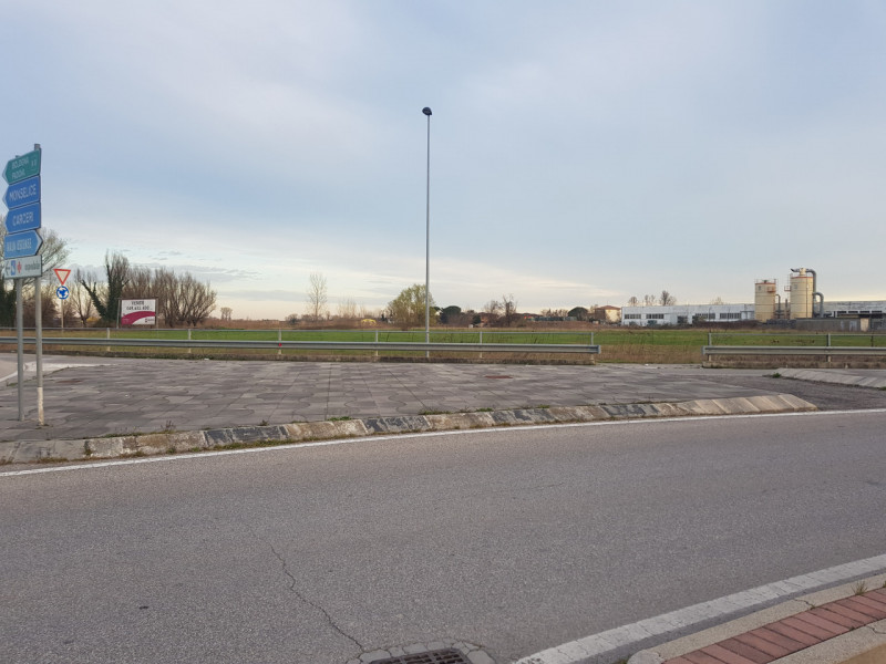 Si propone in Comune di Este esattamente 11.000 MQ. di terreno per attività industriale con la po...