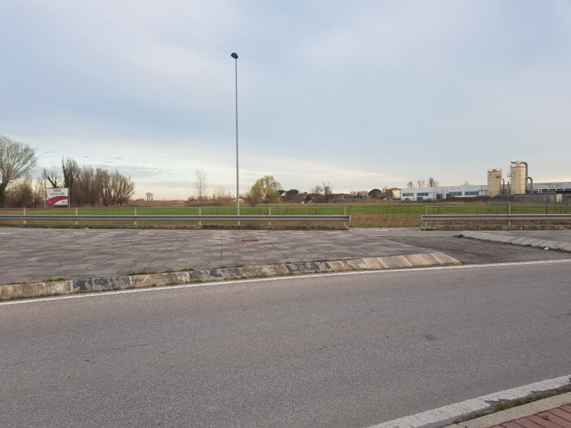 Si propone in Comune di Este esattamente 11.000 MQ. di terreno per attività industriale con la po...