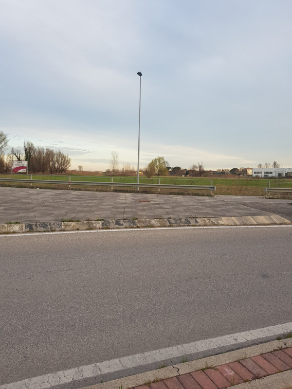 Si propone in Comune di Este esattamente 11.000 MQ. di terreno per attività industriale con la po...