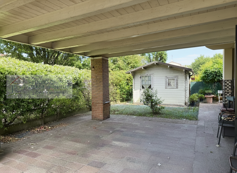 In zona residenziale, proponiamo questa moderna villa bifamiliare del 2008 dotata di ogni comfort...
