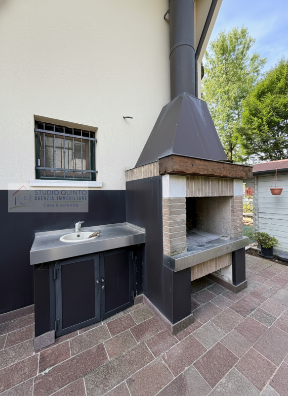 In zona residenziale, proponiamo questa moderna villa bifamiliare del 2008 dotata di ogni comfort...