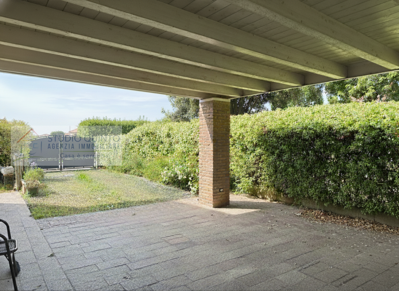 In zona residenziale, proponiamo questa moderna villa bifamiliare del 2008 dotata di ogni comfort...