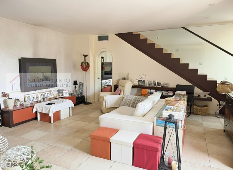 In zona residenziale, proponiamo questa moderna villa bifamiliare del 2008 dotata di ogni comfort...
