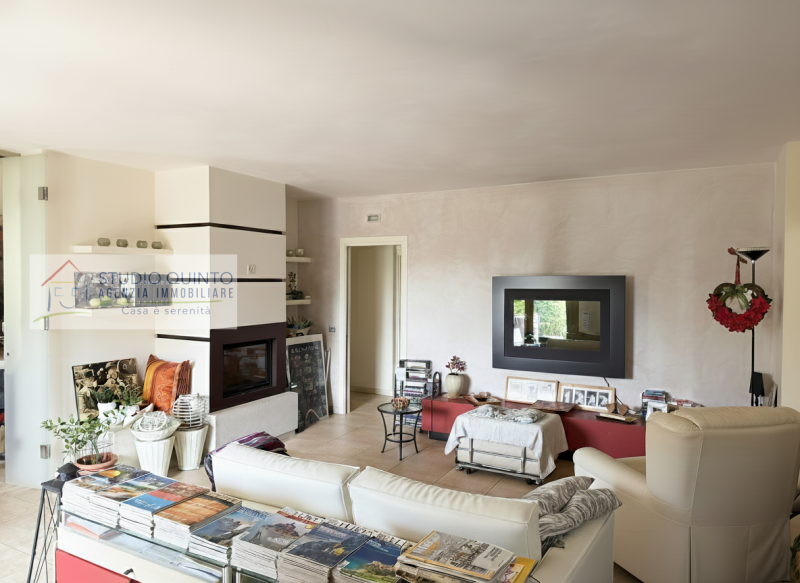 In zona residenziale, proponiamo questa moderna villa bifamiliare del 2008 dotata di ogni comfort...