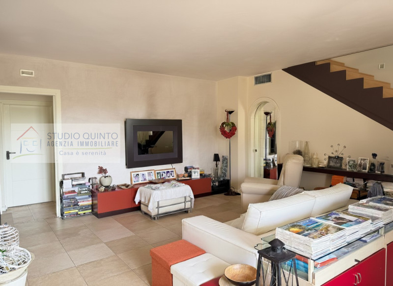 In zona residenziale, proponiamo questa moderna villa bifamiliare del 2008 dotata di ogni comfort...
