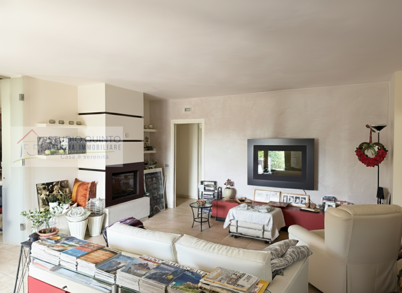 In zona residenziale, proponiamo questa moderna villa bifamiliare del 2008 dotata di ogni comfort...