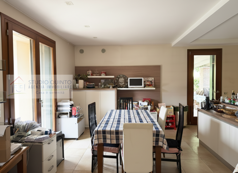 In zona residenziale, proponiamo questa moderna villa bifamiliare del 2008 dotata di ogni comfort...