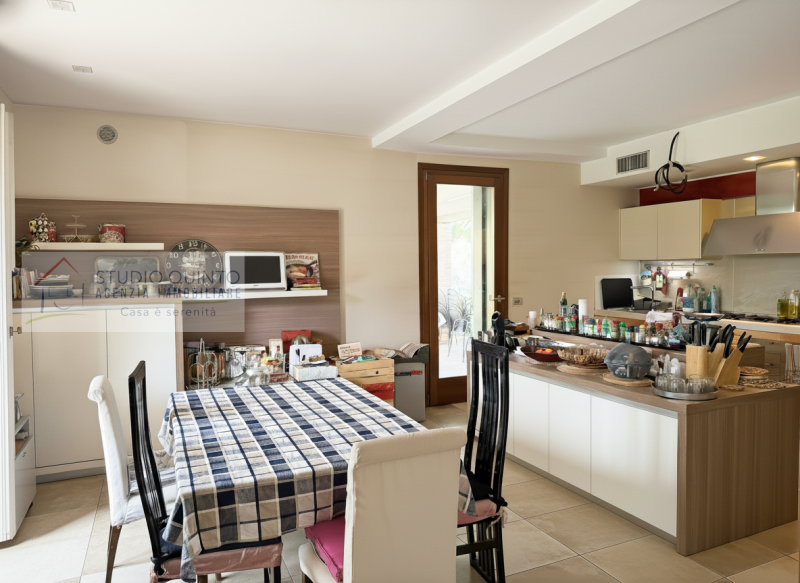 In zona residenziale, proponiamo questa moderna villa bifamiliare del 2008 dotata di ogni comfort...