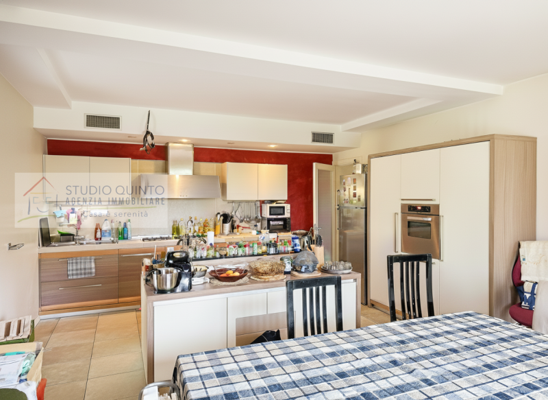 In zona residenziale, proponiamo questa moderna villa bifamiliare del 2008 dotata di ogni comfort...