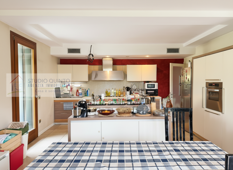 In zona residenziale, proponiamo questa moderna villa bifamiliare del 2008 dotata di ogni comfort...