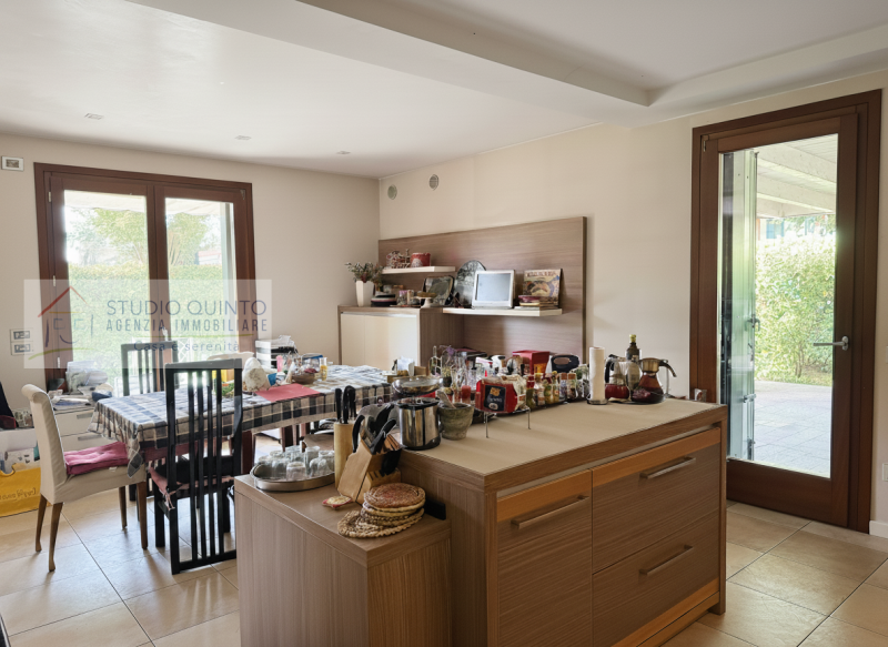 In zona residenziale, proponiamo questa moderna villa bifamiliare del 2008 dotata di ogni comfort...