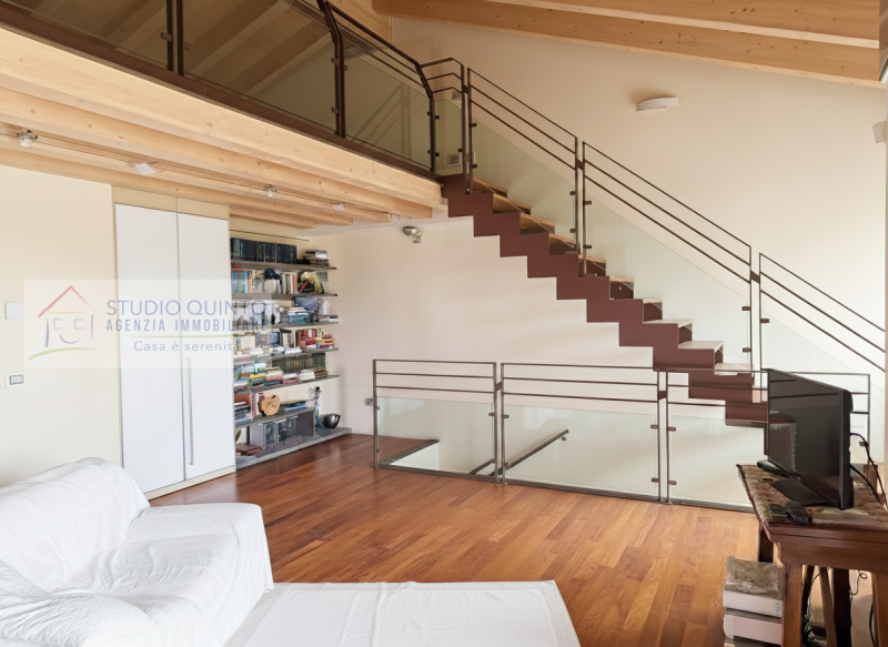 In zona residenziale, proponiamo questa moderna villa bifamiliare del 2008 dotata di ogni comfort...