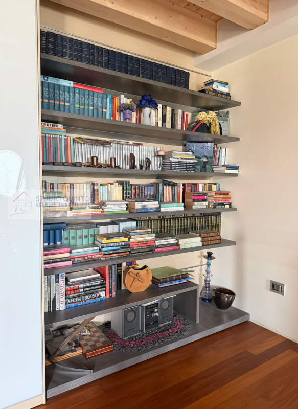 In zona residenziale, proponiamo questa moderna villa bifamiliare del 2008 dotata di ogni comfort...