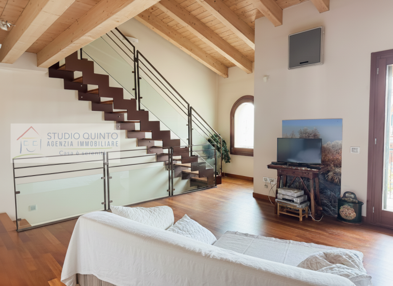 In zona residenziale, proponiamo questa moderna villa bifamiliare del 2008 dotata di ogni comfort...