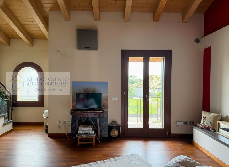 In zona residenziale, proponiamo questa moderna villa bifamiliare del 2008 dotata di ogni comfort...