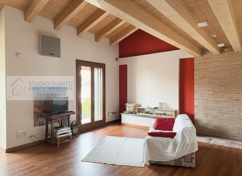 In zona residenziale, proponiamo questa moderna villa bifamiliare del 2008 dotata di ogni comfort...