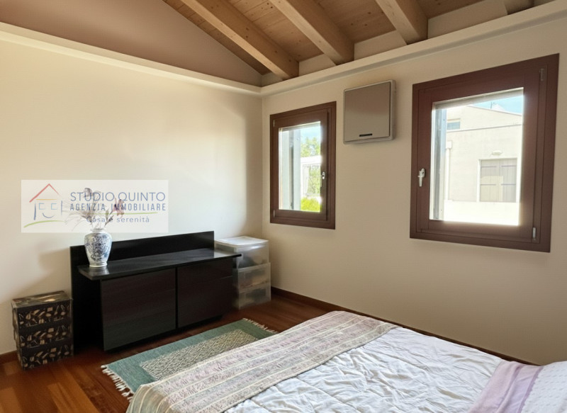 In zona residenziale, proponiamo questa moderna villa bifamiliare del 2008 dotata di ogni comfort...