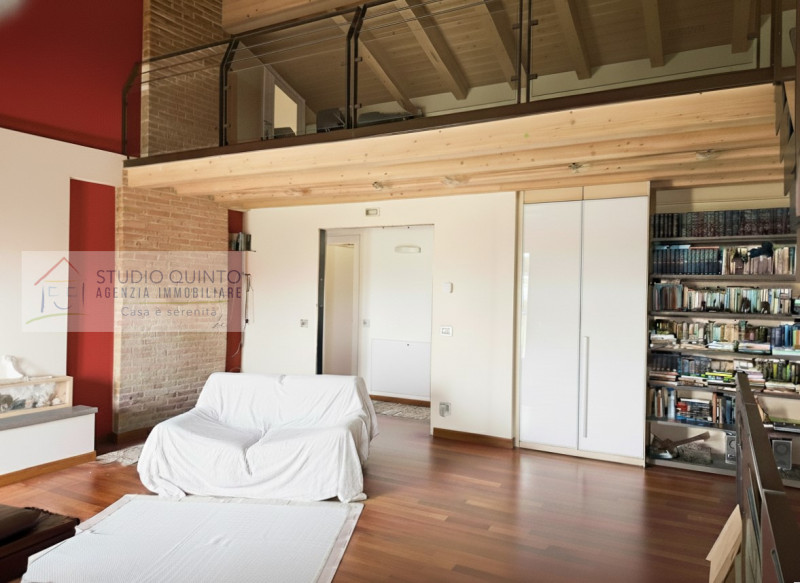In zona residenziale, proponiamo questa moderna villa bifamiliare del 2008 dotata di ogni comfort...