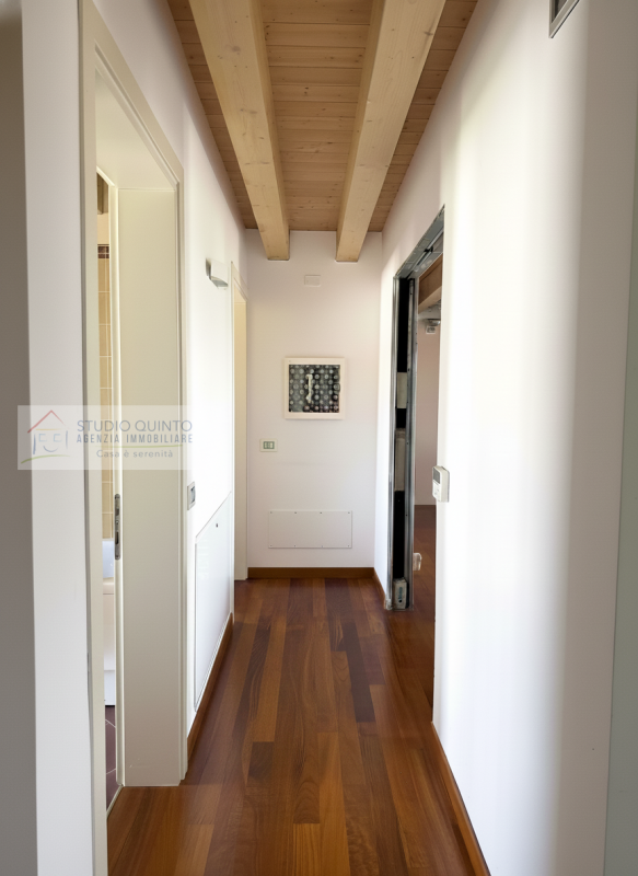 In zona residenziale, proponiamo questa moderna villa bifamiliare del 2008 dotata di ogni comfort...
