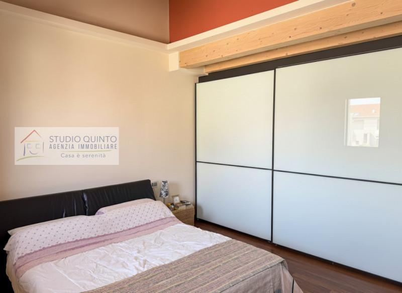 In zona residenziale, proponiamo questa moderna villa bifamiliare del 2008 dotata di ogni comfort...