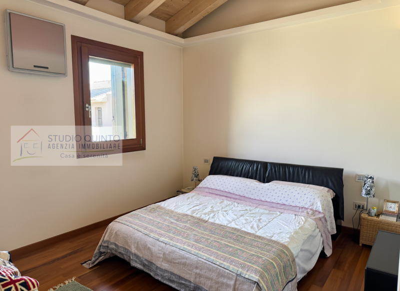 In zona residenziale, proponiamo questa moderna villa bifamiliare del 2008 dotata di ogni comfort...
