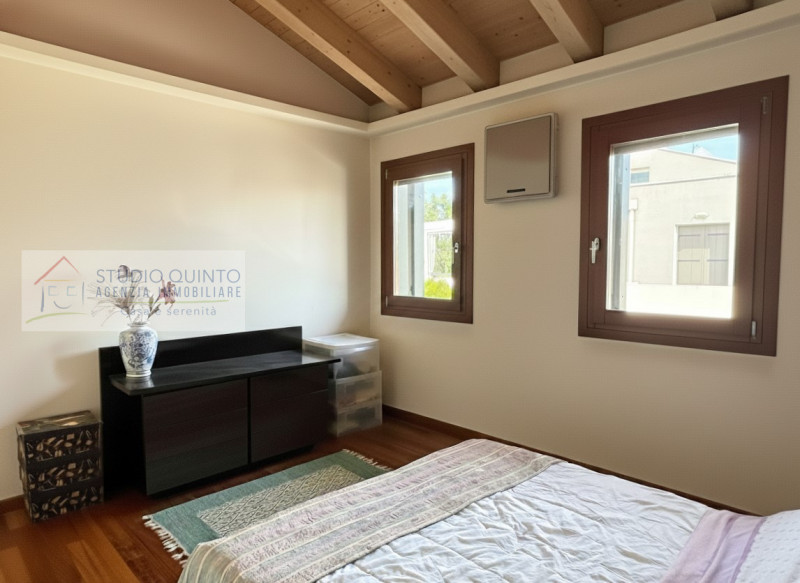In zona residenziale, proponiamo questa moderna villa bifamiliare del 2008 dotata di ogni comfort...