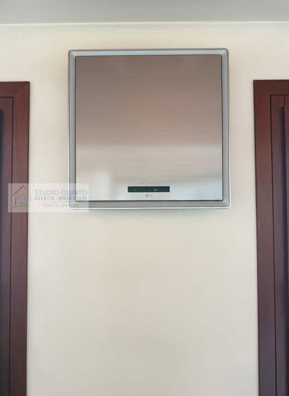 In zona residenziale, proponiamo questa moderna villa bifamiliare del 2008 dotata di ogni comfort...