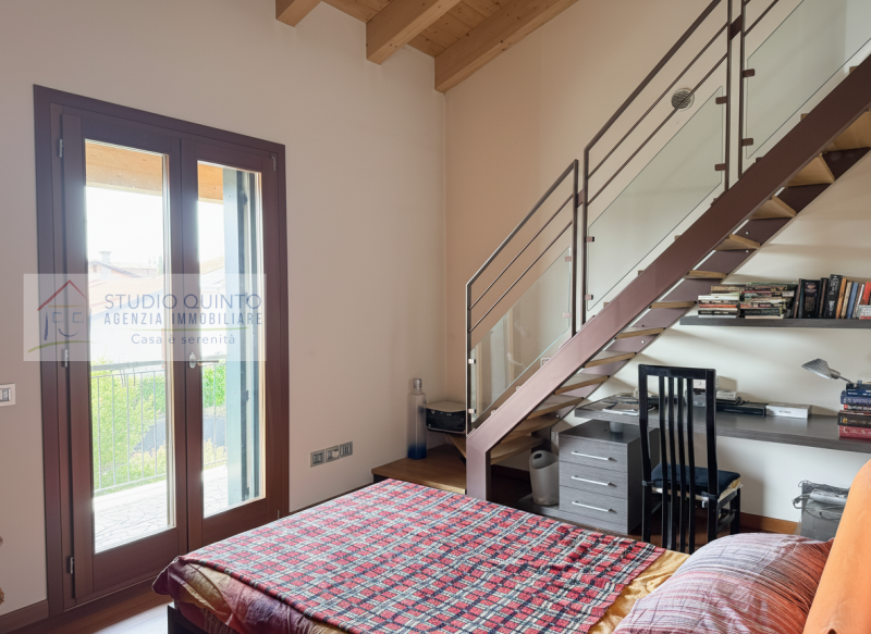 In zona residenziale, proponiamo questa moderna villa bifamiliare del 2008 dotata di ogni comfort...