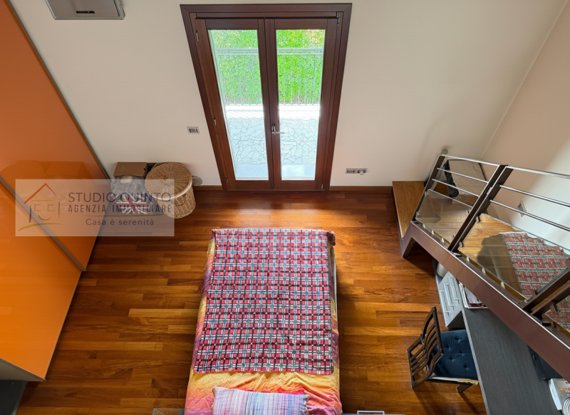 In zona residenziale, proponiamo questa moderna villa bifamiliare del 2008 dotata di ogni comfort...