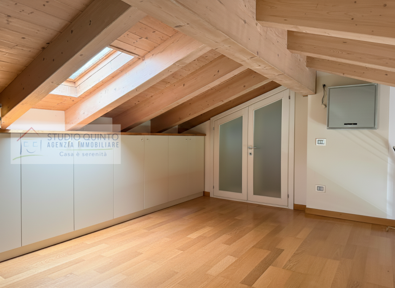 In zona residenziale, proponiamo questa moderna villa bifamiliare del 2008 dotata di ogni comfort...