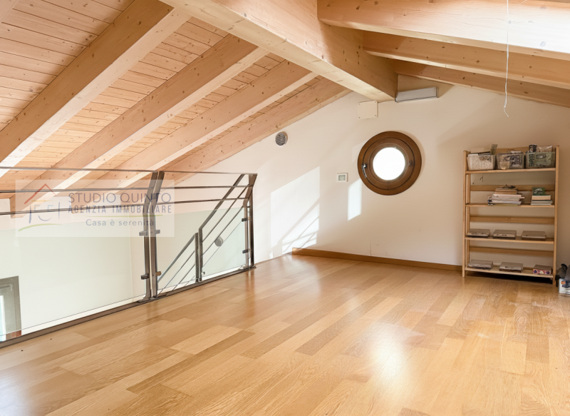 In zona residenziale, proponiamo questa moderna villa bifamiliare del 2008 dotata di ogni comfort...
