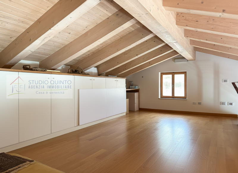 In zona residenziale, proponiamo questa moderna villa bifamiliare del 2008 dotata di ogni comfort...