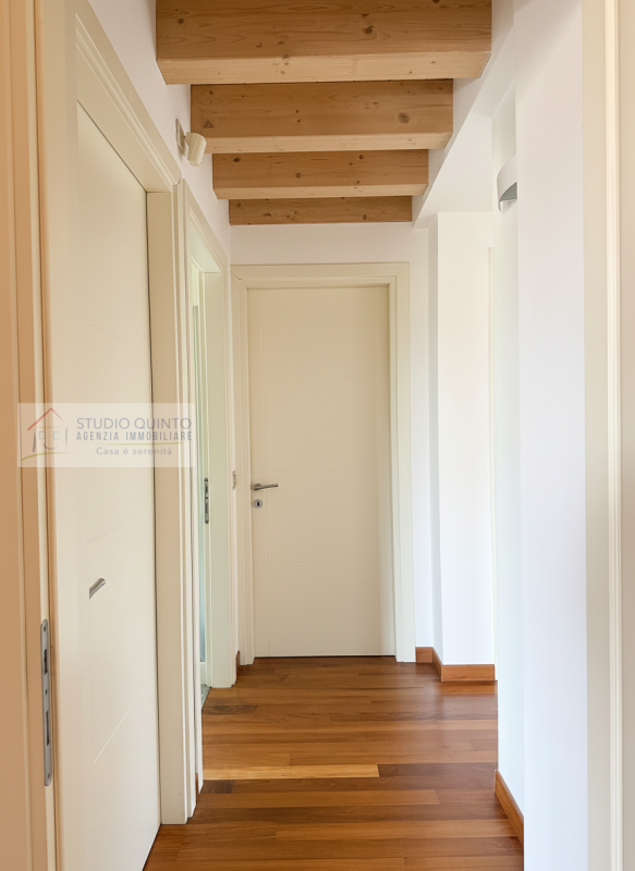 In zona residenziale, proponiamo questa moderna villa bifamiliare del 2008 dotata di ogni comfort...