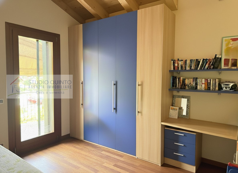In zona residenziale, proponiamo questa moderna villa bifamiliare del 2008 dotata di ogni comfort...